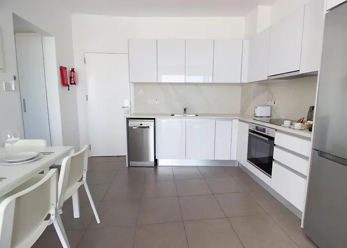 Stunning Sea-views Apt, Apartment