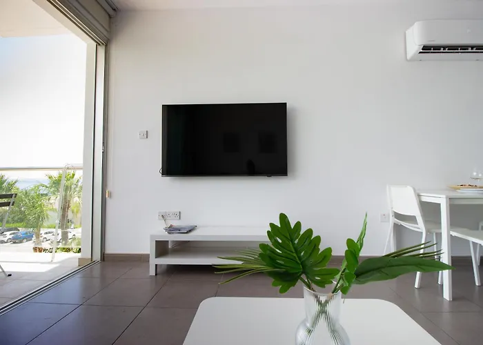 Stunning Sea-views Apt, Apartment